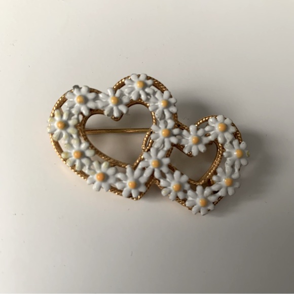 Daisy Chain Enamel Double Heart Brooch Vintage - Picture 1 of 7